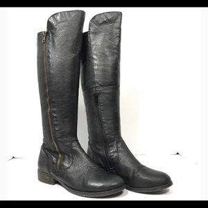 Also Shawny riding tall boots